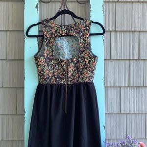 Beautiful floral dress back detail tapestry top